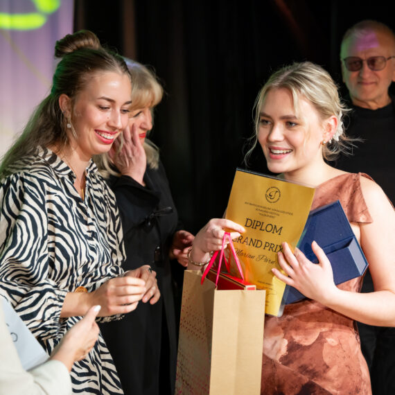 Laura Retti Laos Pärnu Kunstide Kool | Kuldleheke/ Golden Leaf